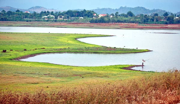 Một góc hồ Ea Kao. Tên gọi của hồ được người đồng bào Ê Đê sống gần khu vực hồ đặt theo tên dòng suối Ea Kao - Ảnh: Tiến Thành lang-du-ben-long-ho-ea-kao-ivivu-3