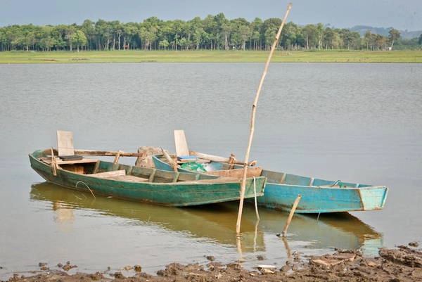 Những chiếc thuyền gỗ đánh bắt cá trên hồ đã hành nghề gần 20 năm nay - Ảnh: Tiến Thành lang-du-ben-long-ho-ea-kao-ivivu-5