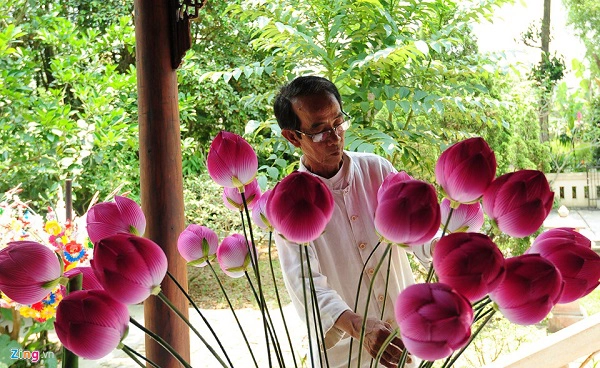 Những bông hoa sen trông như thật do họa sĩ sống tại làng là ông Thân Văn Huy sáng tạo từ chính nguyên liệu làm hoa giấy truyền thống. Hoa sen giấy tại đây có tuổi đời muộn hơn, xuất hiện từ năm 2008 đến nay.