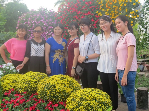 Khách du lịch chụp ảnh bên tiểu cảnh hoa trong vườn hoa thuộc Làng hoa Sa Đéc Khách du lịch chụp ảnh bên tiểu cảnh hoa trong vườn hoa thuộc Làng hoa Sa Đéc