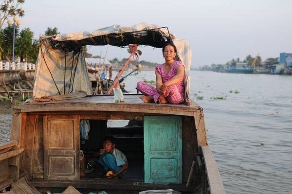 Một gia đình sống trên ghe bằng nghề buôn bán Một gia đình sống trên ghe bằng nghề buôn bán