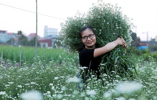 Một du khách không ngần ngại tạo dáng với cả bó hoa lớn.