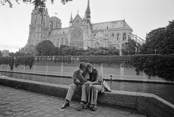 Cặp đôi đang ôm nhau bên cạnh Nhà thờ Đức Bà Paris, công viên nhỏ Île-de-France. Cặp đôi đang ôm nhau bên cạnh Nhà thờ Đức Bà Paris, công viên nhỏ Île-de-France.