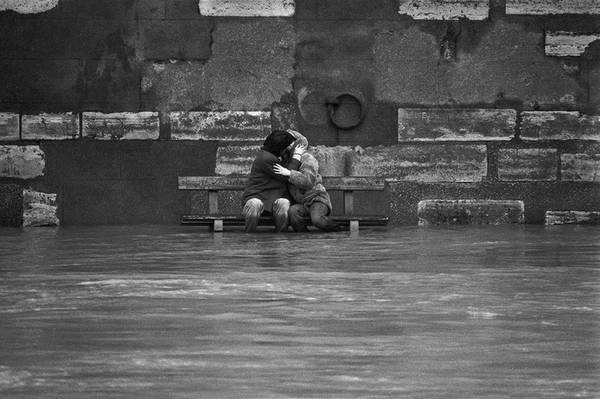 Hôn nhau bất chấp lũ lụt trên dòng sông Seine vào năm 1978. Hôn nhau bất chấp lũ lụt trên dòng sông Seine vào năm 1978.