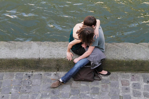 Niềm hạnh phúc không cần che giấu bên cạnh Nhà thờ Đức Bà Paris. Niềm hạnh phúc không cần che giấu bên cạnh Nhà thờ Đức Bà Paris.