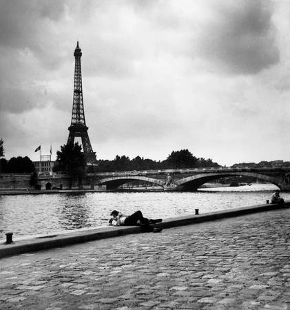 Hôn nhau bên cạnh tháp Eiffel nổi tiếng. Hôn nhau bên cạnh tháp Eiffel nổi tiếng.