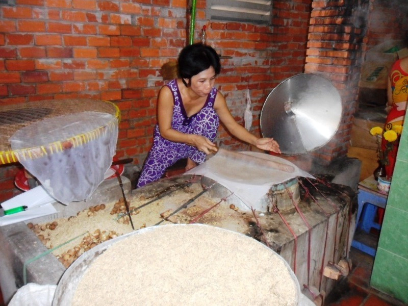 lang-nghe-banh-trang-tram-tuoi-ben-dong-song-hau-ivivu-4