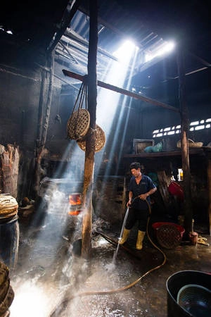 Sau một ngày làm việc, người ta thường vệ sinh sạch sẽ không gian chế biến. Mùi đặc trưng của lò hấp cá sẽ ám vào quần áo, tóc nặng đến mứckhó có thể tẩy sạch hết được. Ngày mới vào nghề người thợ nào cũng phải mất khá nhiều thời gian để làm quen với mùi đặc trưng của lò hấp và không gian chế biến cá. Trước đây mỗi lò thường làm từ một đến hai tạ cá mỗi ngày nhưng giờ sản lượng giảm còn một nửa. Hiện các lò chỉ làm từ sáng đến trưa là hết việc, một số ít lò còn làm tiếp đến chiều. Sau một ngày làm việc, người ta thường vệ sinh sạch sẽ không gian chế biến. Mùi đặc trưng của lò hấp cá sẽ ám vào quần áo, tóc nặng đến mứckhó có thể tẩy sạch hết được. Ngày mới vào nghề người thợ nào cũng phải mất khá nhiều thời gian để làm quen với mùi đặc trưng của lò hấp và không gian chế biến cá. Trước đây mỗi lò thường làm từ một đến hai tạ cá mỗi ngày nhưng giờ sản lượng giảm còn một nửa. Hiện các lò chỉ làm từ sáng đến trưa là hết việc, một số ít lò còn làm tiếp đến chiều.