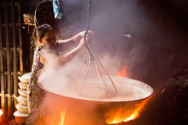 Thợ chính của lò hấp đòi hỏi sức khỏe và sự dẻo dai. Rất ít ai như người phụ nữ này làm công việc thợ chính của lò hấp. Thợ chính của lò hấp đòi hỏi sức khỏe và sự dẻo dai. Rất ít ai như người phụ nữ này làm công việc thợ chính của lò hấp.