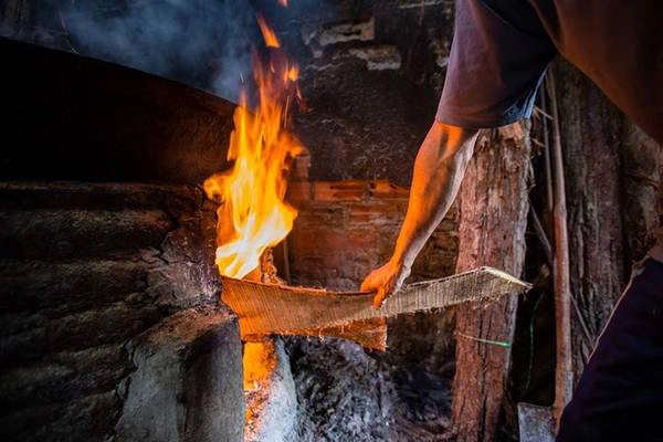 Các lò hấp rực lửa từ khoảng 5h sáng. Vào những ngày nóng bức, nhiệt độ của không gian quanh bếp lên tới 50-60 độ C. Ngọn lửa hắt ra nhiệt lượng bỏng rát chân tay, mặt khiến những người không quen cảm thấy khó thở, tức ngực. Các lò hấp rực lửa từ khoảng 5h sáng. Vào những ngày nóng bức, nhiệt độ của không gian quanh bếp lên tới 50-60 độ C. Ngọn lửa hắt ra nhiệt lượng bỏng rát chân tay, mặt khiến những người không quen cảm thấy khó thở, tức ngực.