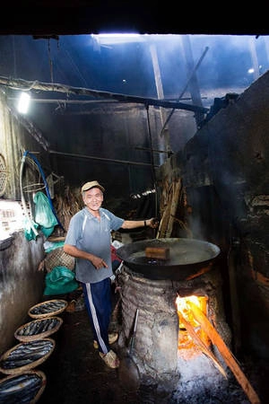 Ông Sang, 59 tuổi, gắn bó với nghề đã nhiều năm. Ông tâm sự: “Nếu bỏ nghề này sẽ rất buồn”. Ông Sang, 59 tuổi, gắn bó với nghề đã nhiều năm. Ông tâm sự: “Nếu bỏ nghề này sẽ rất buồn”.