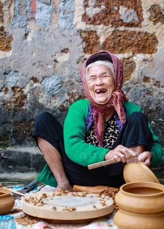 Tất cả công cụ làm gốm chỉ bao gồm một bàn xoay, vài miếng giẻ nhỏ và những khoanh nứa mỏng để tạo dáng và làm nhẵn.  Để có đất thích hợp, dân làng phải vượt cả quãng đường dài 7-10 km xuống xã Nghi Văn, Nghi Lộc hoặc lên tận Sơn Thành, Yên Thành để lấy. Vất vả, cơ cực là vậy nên người dân nơi đây gọi là nghề "bán xương, nuôi thịt”.