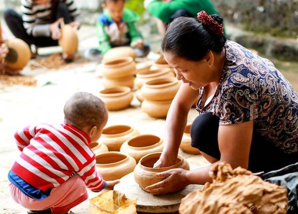 Đất sau khi lấy về được những người thợ nhồi kỹ cho lên bàn xoay để tạo ra hình dáng ban đầu của những chiếc nồi tròn trịa, đẹp mắt. Sau đó, qua bàn tay khéo léo, người thợ gọt lại cho thật trơn và đem đi phơi nắng, cuối cùng sẽ đưa vào lò nung.