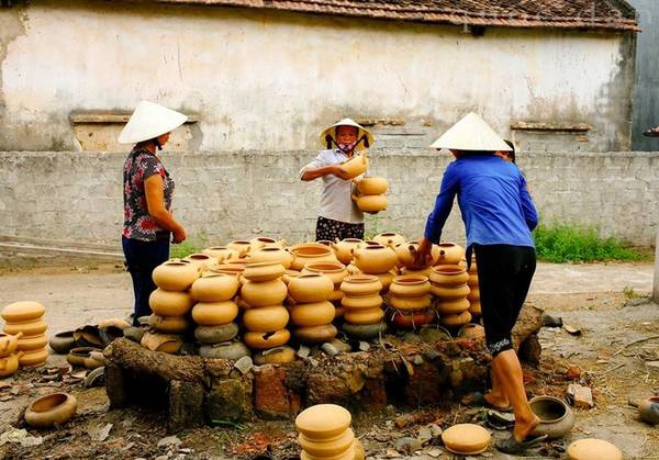 Một mẻ nung, khoảng 250 - 300 chiếc được xếp vào trong lò hình tam giác xây bằng đá ong, bên ngoài phủ một lớp rơm để giữ nhiệt. Gốm được đun bằng lá thông từ 4 đến 5 tiếng liên tục sẽ hoàn thành.