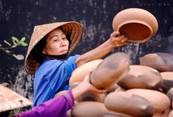 Không cầu kỳ, tinh xảo như gốm sứ Bát Tràng hay Hội An thường được làm vật trang trí trong cung đình, gốm Trù Sơn lại phổ biến trong đời sống hàng ngày với các sản phẩm như nồi, siêu.