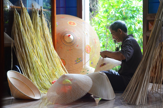 Một nghệ nhân làm nón ngựa ở Phú Gia. Ảnh: Phong Vinh.