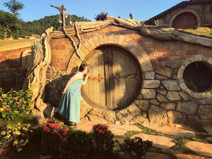 Khu du lịch mới đi vào hoạt động từ tháng 5. Bên cạnh những ngôi nhà Hobbit, du khách có thể ghé thăm khu vườn xanh um với nhiều loài hoa, thác và hồ nước trong xanh để chụp ảnh lưu niệm. Ảnh: Thảo La.