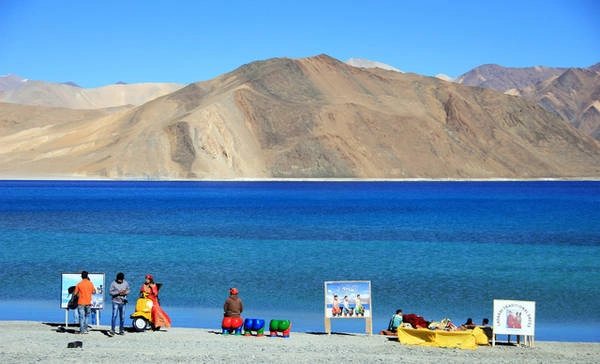 Hồ Pangong ( nghĩa là hồ của thảo nguyên cao) hay còn gọi là hồ của ngài Liên Hoa Sinh , là một hồ nước nội sinh, nghĩa là chỉ nhận nước từ các nhánh sông và không chảy ra biển.