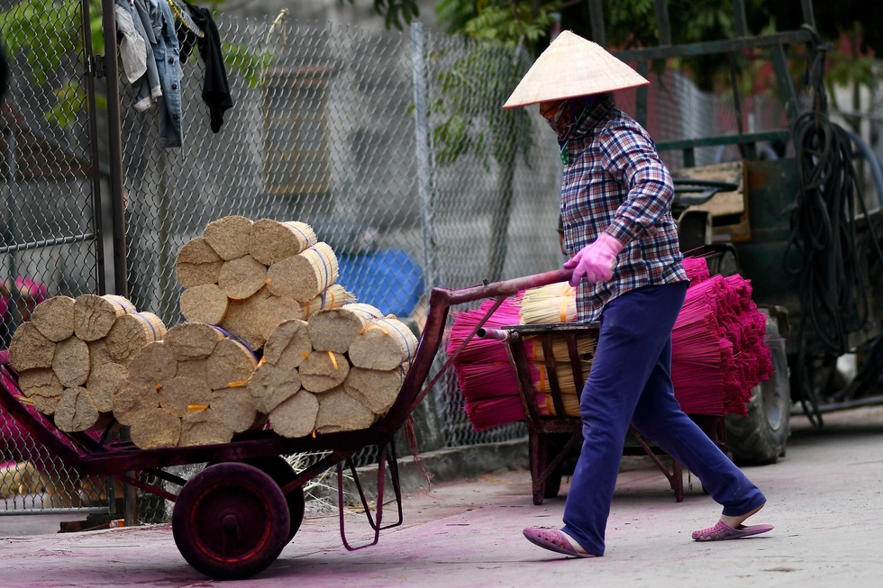 Việc làm nhang rất công phu, đòi hỏi nhiều quy trình khác nhau, đầu tiên bắt đầu từ việc vót chân nhang - Ảnh: AFP