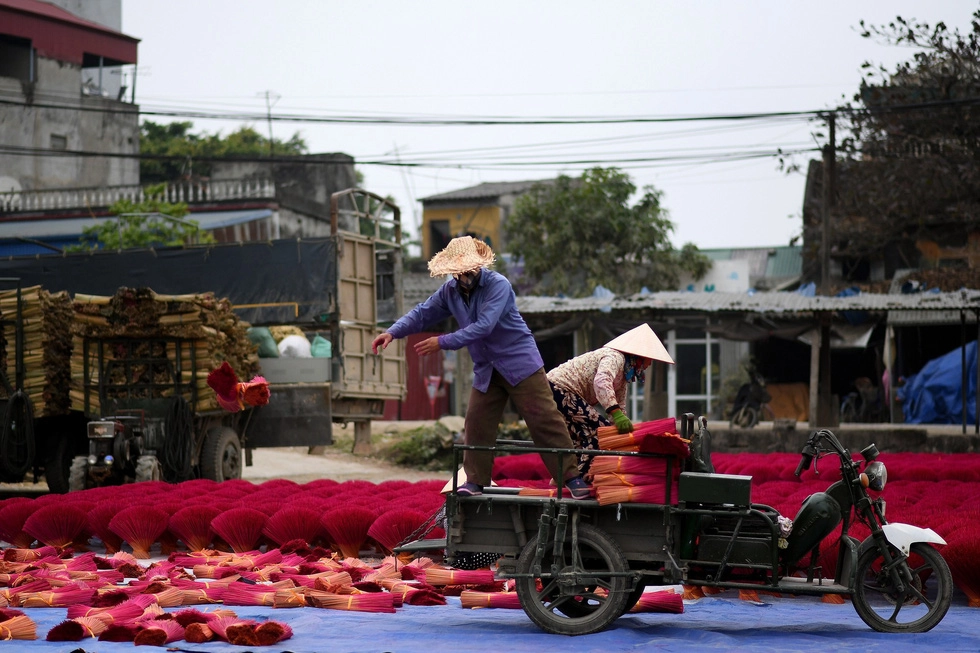 Đem chân nhang ra sân phơi - Ảnh: AFP