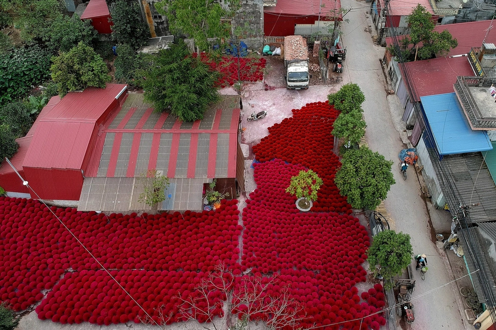 Phơi chân nhang trong sân đình - Ảnh: AFP