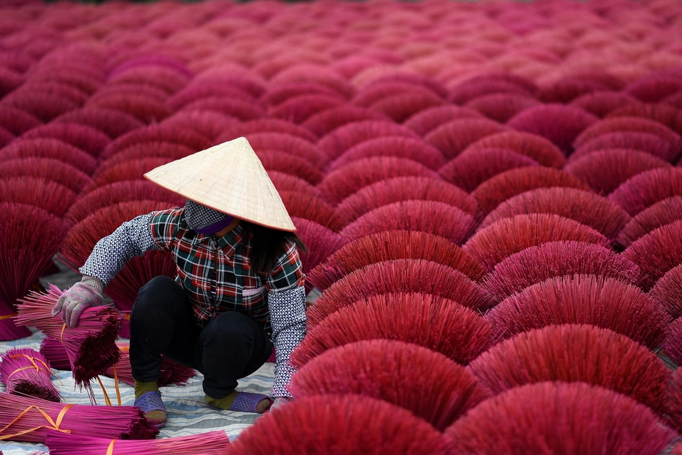 Công việc làm nhang vất vả nhưng cho người dân địa phương thu nhập tốt hơn đi làm công nhân nhà máy gần đó - Ảnh: AFP