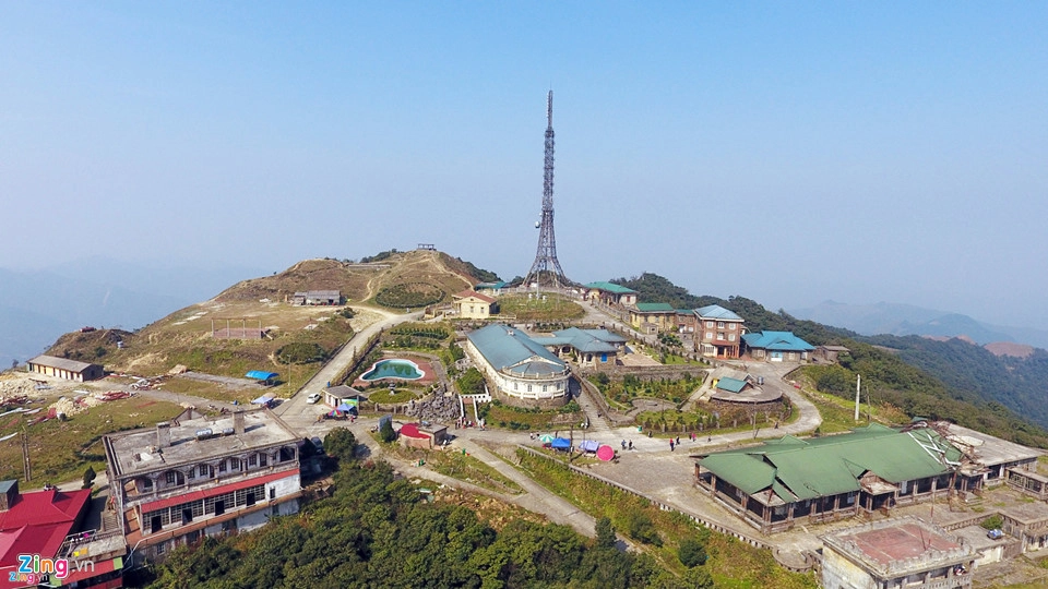 1. Núi Mẫu Sơn nằm cách thành phố Lạng Sơn 30 km về phía đông, giáp với biên giới Việt - Trung. Vùng núi này là nơi cư trú của các dân tộc Dao, Nùng, Tày. Năm 1935, người Pháp đã quy hoạch và xây dựng tại đây nhiều nhà nghỉ. Ngày nay, tỉnh Lạng Sơn đang cho xây dựng những công trình phục vụ cho việc nghỉ dưỡng và đón khách du lịch. Ảnh: Lê Hiếu.