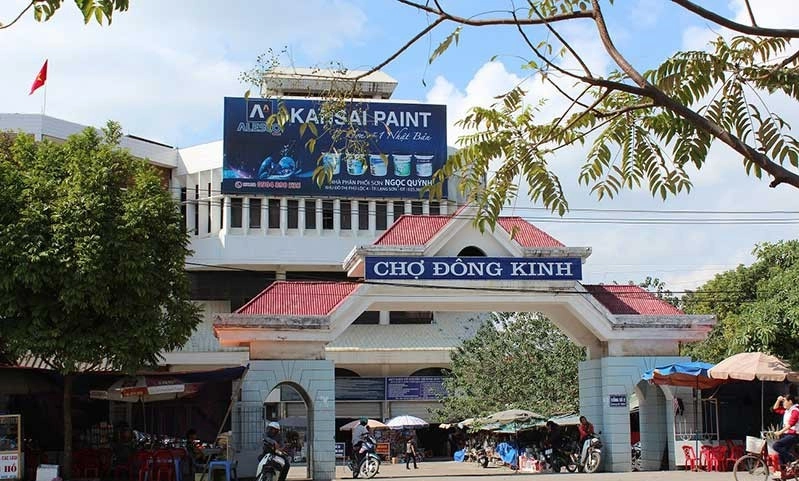 6. Chợ Đông Kinh - Kỳ Lừa: Là khu vực giáp biên giới Trung Quốc, Lạng Sơn có những khu chợ đầu mối sầm uất, chợ Đông Kinh và chợ đêm Kỳ Lừa là 2 địa điểm không thể bỏ xót của những du khách thích mua sắm. Chợ Đông Kinh nổi tiếng với các loại ẩm thực như vịt quay hay lạp xưởng tươi. Chợ đêm Kỳ Lừa phong phú các mặt hàng dân dụng từ quần áo, đồ nội thất, gia dụng, với mức giá rất rẻ. Ảnh: Etou PB.