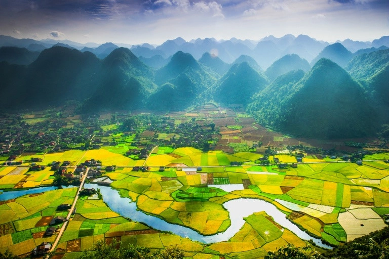 8. Thung lũng vàng Bắc Sơn: Thung lũng Bắc Sơn (huyện Bắc Sơn, Lạng Sơn) có sức cuốn hút nao lòng vào tháng 7 với thảm lúa vàng óng ả hòa quyện cùng mây, nắng, núi và gió. Để ngắm được toàn cảnh thung lũng Bắc Sơn, du khách phải chịu khó trải qua chặng leo lên đỉnh ngọn núi Nà Lay có độ cao 600 m. Ảnh: Anh Tuấn.