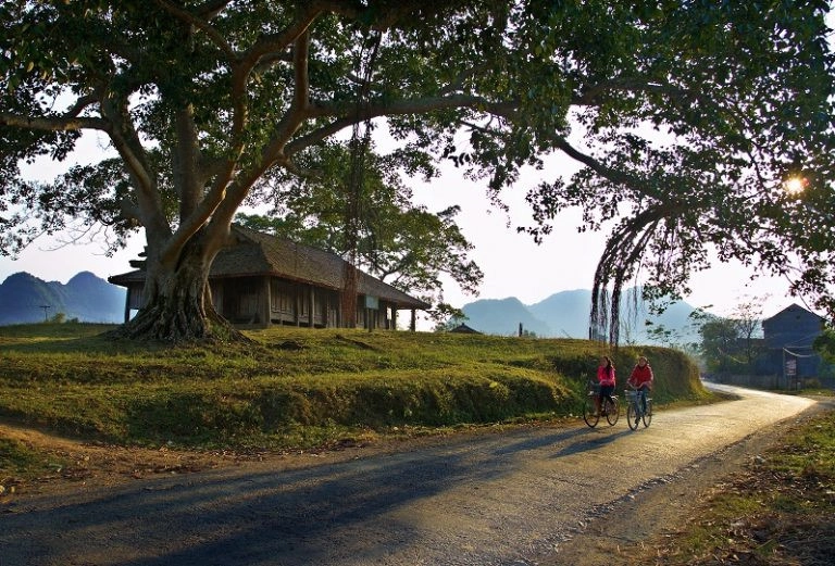 Bắc Sơn là căn cứ địa kháng chiến (căn cứ địa Bắc Sơn - Võ Nhai), nơi nổ ra cuộc khởi nghĩa Bắc Sơn, chống Nhật và Pháp của lực lượng Việt Minh những năm 1940. Đình Nông Lục thuộc an toàn khu Bắc Sơn từng là nơi họp bàn kháng chiến của cha ông ta khi xưa, nay là di tích lịch sử thu hút khách du lịch. Ảnh: Dulichlangson.