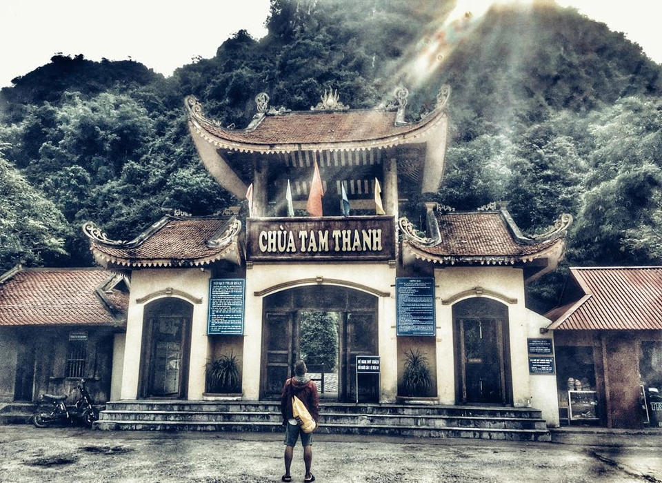 2. Chùa - động Tam Thanh: Ngôi chùa nổi tiếng này đã đi vào ca dao Việt Nam: “Đồng Đăng có phố Kỳ Lừa/Có nàng Tô Thị, có chùa TamThanh...”. Ngôi chùa được xây dựng từ thời nhà Lê. Theo thời gian, chùa vẫn giữ được vẻ đẹp tự nhiên vốn có hấp dẫn du khách bốn phương. Ngôi chùa là một trong “Trấn doanh bát cảnh” của xứ Lạng, được xếp hạng di tích quốc gia năm 1962. Ảnh: @Du3217.