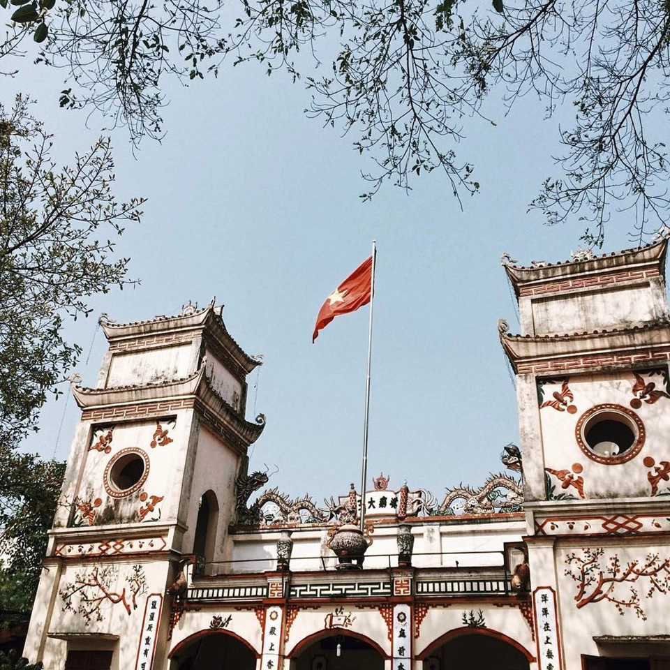 4. Đền Kỳ Cùng: Ở ngay đầu cầu Kỳ Lừa - phường Vĩnh Trại - thành phố Lạng Sơn. Theo lời kể của người dân địa phương, đền có từ rất lâu, sau nhiều lần sửa chữa vẫn chỉ là một ngôi đền nhỏ làm bầng đất lợp ngói. Phía trước đền là bến đá Kỳ Cùng (Kỳ Cùng Thạch Lộ) từng được Ngô Thì Sĩ xếp hạng là một trong 8 cảnh đẹp của xứ Lạng từ thế kỷ 18. Ảnh: nbt.162.