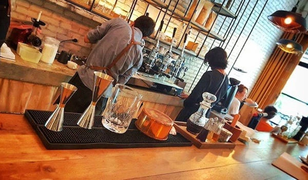 Nimmanian Club có không gian bên trong quán trông giống một quầy bar.