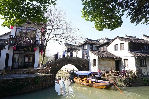 Một góc cổ trấn Châu Trang với cây cầu đá cong bắt qua dòng kênh. Ảnh: Nguyên Khôi