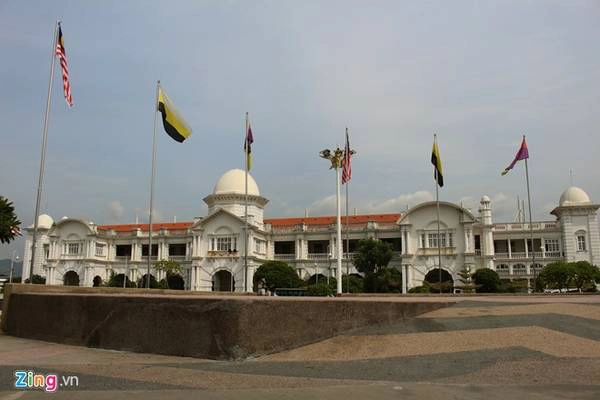 Nhà ga Ipoh được thiết kế theo ngôi đền Taj Mahal. Ảnh: Bảo Phong. 