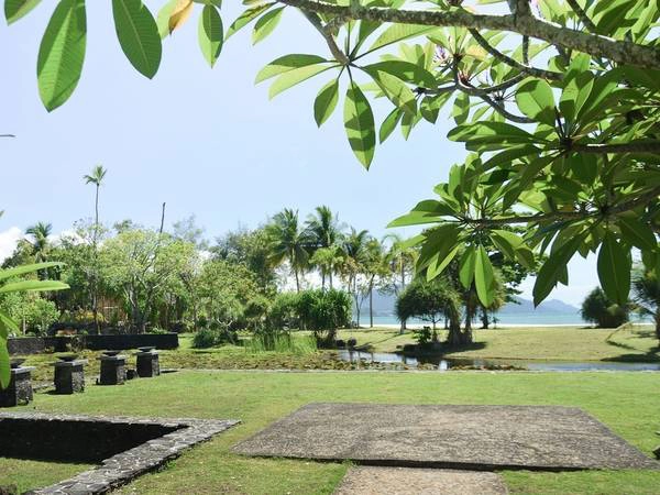 Langkawi cách Kuala Lumpur, thủ đô của Malaysia, khoảng 1 giờ bay, và từ đây tới Penang hay Hat Yai (Thái Lan), du khách có thể tranh thủ khám phá quần đảo và các khu vực lân cận bằng dịch vụ trực thăng. Langkawi cách Kuala Lumpur, thủ đô của Malaysia, khoảng 1 giờ bay, và từ đây tới Penang hay Hat Yai (Thái Lan), du khách có thể tranh thủ khám phá quần đảo và các khu vực lân cận bằng dịch vụ trực thăng.
