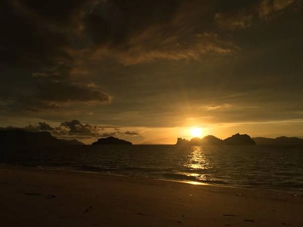 Tới Langkawi, bạn sẽ có cơ hội chiêm ngưỡng hoàng hôn lộng lẫy mỗi ngày. Đây là nơi lý tưởng cho các cặp đôi đi dạo dọc bãi biển trong khung cảnh lãng mạn. Tới Langkawi, bạn sẽ có cơ hội chiêm ngưỡng hoàng hôn lộng lẫy mỗi ngày. Đây là nơi lý tưởng cho các cặp đôi đi dạo dọc bãi biển trong khung cảnh lãng mạn.