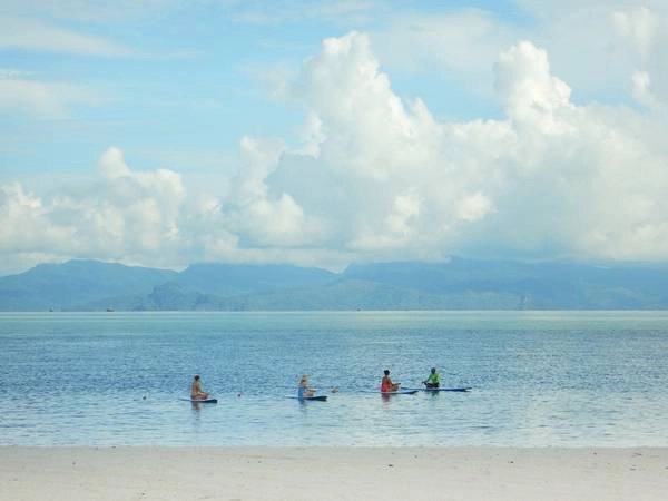 Biển quanh Langkawi khá nông, với những rạn san hô tuyệt đẹp. Tới đây, du khách có thể đi lặn biển, tập yoga trên ván lướt sóng, chèo ván đứng, bơi thuyền buồm, chèo kayak, leo núi, ngắm chim... Biển quanh Langkawi khá nông, với những rạn san hô tuyệt đẹp. Tới đây, du khách có thể đi lặn biển, tập yoga trên ván lướt sóng, chèo ván đứng, bơi thuyền buồm, chèo kayak, leo núi, ngắm chim...