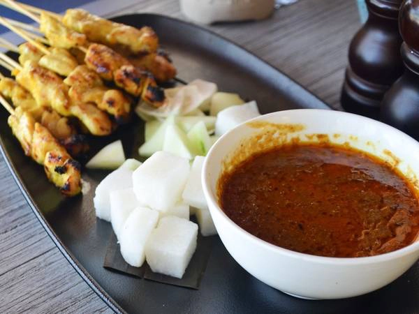Ẩm thực là một trong những nét hấp dẫn của Malaysia, và món thịt xiên nướng cay ở Langkawi ngon không kém gì đất liền. Du khách có thể đăng ký lớp học nấu ăn để làm món này. Ẩm thực là một trong những nét hấp dẫn của Malaysia, và món thịt xiên nướng cay ở Langkawi ngon không kém gì đất liền. Du khách có thể đăng ký lớp học nấu ăn để làm món này.