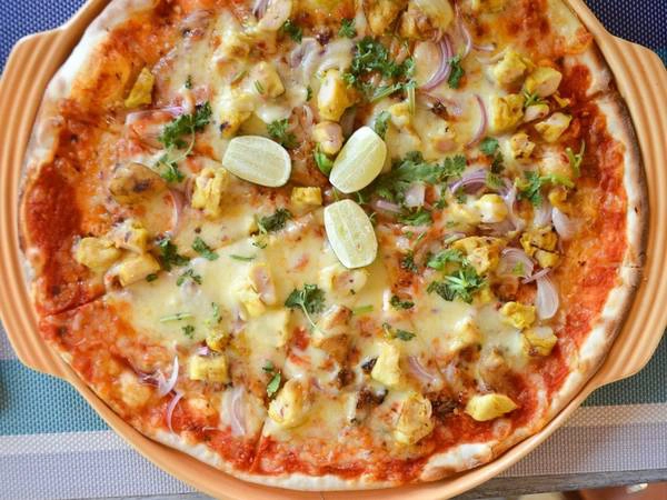 Ẩm thực Langkawi còn có những nét riêng độc đáo, như món pizza Kelapa với sốt cà chua, phô mai mozzarella, hành, thịt gà, sả, hoa gừng, ớt, chanh tươi và rau mùi. Ẩm thực Langkawi còn có những nét riêng độc đáo, như món pizza Kelapa với sốt cà chua, phô mai mozzarella, hành, thịt gà, sả, hoa gừng, ớt, chanh tươi và rau mùi.