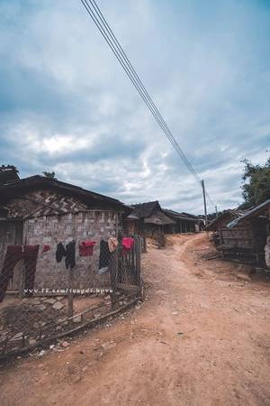 lao-co-mot-noi-binh-yen-o-ngay-canh-viet-nam-ivivu-13