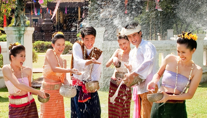 Năm mới ở Lào diễn ra từ 14 đến 16/4 mỗi năm. Ngày 13 là ngày cuối cùng của năm cũ. Người dân thường tổ chức các hoạt động như lễ hội té nước, đưa rước các nhà sư, các biểu ngữ đầy màu sắc giăng khắp nơi cùng nhiều nghi lễ quan trọng khác. Trong thời gian này, mọi người cũng thường làm công đức. Ảnh: Sayaboury Tourism. Năm mới ở Lào diễn ra từ 14 đến 16/4 mỗi năm. Ngày 13 là ngày cuối cùng của năm cũ. Người dân thường tổ chức các hoạt động như lễ hội té nước, đưa rước các nhà sư, các biểu ngữ đầy màu sắc giăng khắp nơi cùng nhiều nghi lễ quan trọng khác. Trong thời gian này, mọi người cũng thường làm công đức. Ảnh: Sayaboury Tourism.