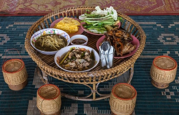 Người Lào ăn gạo nếp nhiều nhất thế giới, và người dân thường ăn bốc. Ẩm thực thường khô và cay, có nhiều rau, thảo mộc tươi. Người dân cũng thường ăn thịt và cá hấp hoặc nướng. Ảnh: Backyardtravel. Người Lào ăn gạo nếp nhiều nhất thế giới, và người dân thường ăn bốc. Ẩm thực thường khô và cay, có nhiều rau, thảo mộc tươi. Người dân cũng thường ăn thịt và cá hấp hoặc nướng. Ảnh: Backyardtravel.