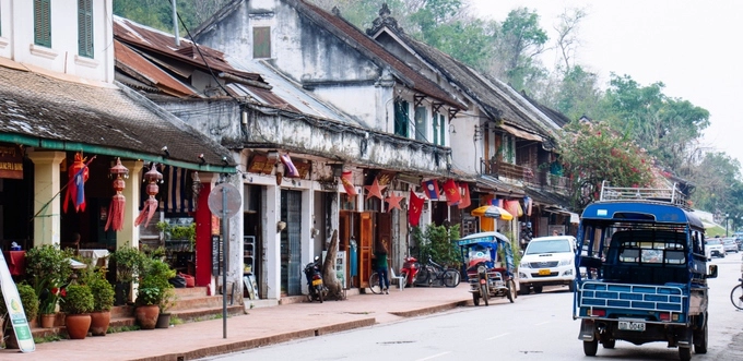 Luang Prabang là địa điểm nhất định phải đến khi tới đây. Thành cổ đã được UNESCO công nhận này từng là kinh đô cho đến năm 1975. Nơi đây có những ngôi đền và cung điện cổ được bảo tồn, rất cổ kính và đẹp mắt. Nếu tới đây, bạn nhất định nên đi lang thang ở các khu chợ, ghé thăm bảo tàng Quốc gia và dành thời gian để tận hưởng bầu không khí của thị trấn xinh đẹp này. Ảnh: Ttrweekly. Luang Prabang là địa điểm nhất định phải đến khi tới đây. Thành cổ đã được UNESCO công nhận này từng là kinh đô cho đến năm 1975. Nơi đây có những ngôi đền và cung điện cổ được bảo tồn, rất cổ kính và đẹp mắt. Nếu tới đây, bạn nhất định nên đi lang thang ở các khu chợ, ghé thăm bảo tàng Quốc gia và dành thời gian để tận hưởng bầu không khí của thị trấn xinh đẹp này. Ảnh: Ttrweekly.