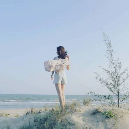 Bãi biển ở đây thích hợp cho những ai thích sự yên tĩnh, riêng tư. Ảnh:@meocon331994