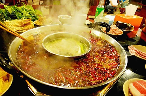 Lẩu đệ nhất cay có tên gọi từ quê hương sinh ra món lẩu này, tỉnh Tứ Xuyên, Trung Quốc. Lẩu Tứ Xuyên nổi danh thế giới bởi độ cay có thể ví như "thiêu đốt miệng" mà không phải thực khách nào cũng nếm được. Ảnh: yireservation. Lẩu đệ nhất cay có tên gọi từ quê hương sinh ra món lẩu này, tỉnh Tứ Xuyên, Trung Quốc. Lẩu Tứ Xuyên nổi danh thế giới bởi độ cay có thể ví như "thiêu đốt miệng" mà không phải thực khách nào cũng nếm được. Ảnh: yireservation.