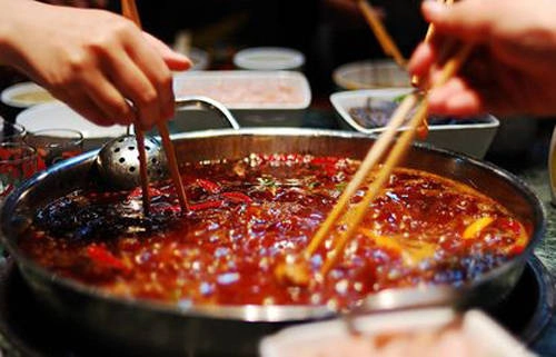 Lẩu Tứ Xuyên có từ những năm đầu thế kỷ 20. Vào thời điểm đó, các công nhân cảng, ngư dân làm việc và sống dọc sông Dương Tử không đủ khả năng để ăn thịt. Bởi vậy họ tìm ra cách nấu các loại thịt và nội tạng rẻ tiền bằng cách nhúng chúng trong nồi nước dùng thật cay. Việc này ban đầu nhằm che đi mùi hôi từ nội tạng và thịt rẻ tiền. Tuy nhiên, sau khi bổ sung các loại gia vị thơm, món ăn dành cho người nghèo này đặc biệt hấp dẫn hơn và trở thành đặc sản nổi tiếng của tỉnh Tứ Xuyên. Ảnh: chinaodysseytours. Lẩu Tứ Xuyên có từ những năm đầu thế kỷ 20. Vào thời điểm đó, các công nhân cảng, ngư dân làm việc và sống dọc sông Dương Tử không đủ khả năng để ăn thịt. Bởi vậy họ tìm ra cách nấu các loại thịt và nội tạng rẻ tiền bằng cách nhúng chúng trong nồi nước dùng thật cay. Việc này ban đầu nhằm che đi mùi hôi từ nội tạng và thịt rẻ tiền. Tuy nhiên, sau khi bổ sung các loại gia vị thơm, món ăn dành cho người nghèo này đặc biệt hấp dẫn hơn và trở thành đặc sản nổi tiếng của tỉnh Tứ Xuyên. Ảnh: chinaodysseytours.