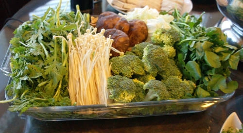 Sau nhiều năm cải biến, phát triển, lẩu Tứ Xuyên ngày nay không còn là món ăn bình dân. Mặc dù nội tạng vẫn được dùng khi chế biến món này nhưng thịt rẻ tiền đã được đổi thành các loại thịt chất lượng cao, thêm hải sản, nhiều rau xanh. Ảnh: chinaodysseytours. Sau nhiều năm cải biến, phát triển, lẩu Tứ Xuyên ngày nay không còn là món ăn bình dân. Mặc dù nội tạng vẫn được dùng khi chế biến món này nhưng thịt rẻ tiền đã được đổi thành các loại thịt chất lượng cao, thêm hải sản, nhiều rau xanh. Ảnh: chinaodysseytours.