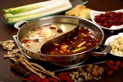 Lẩu Tứ Xuyên ngày nay thường có hai ngăn nước dùng cay (đỏ) và không cay (trắng) để phù hợp với nhiều thực khách hơn. Ảnh: timeoutshanghai. Lẩu Tứ Xuyên ngày nay thường có hai ngăn nước dùng cay (đỏ) và không cay (trắng) để phù hợp với nhiều thực khách hơn. Ảnh: timeoutshanghai.