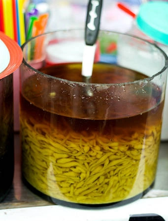   Nghe tên lầy phá hay chè con giun có thể khiến bạn hơi sợ nhưng thực tế món này rất thanh mát và được làm từ hoa hòe, bán ở những khu người Hoa sinh sống. Ảnh: diadiemanuong